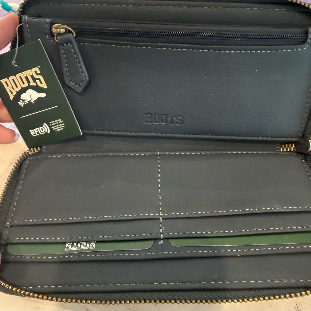 NEW Roots dark green (almosLeather RFID Zip-Around Wallet